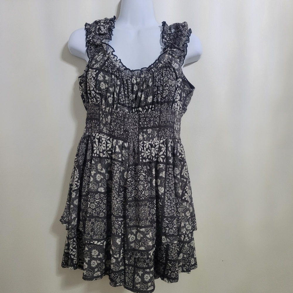 URBAN OUTFITTERS BLACK & WHITE FLORAL ROSIE SMOCKED TIERED RUFFLE ROMPER DRESS L